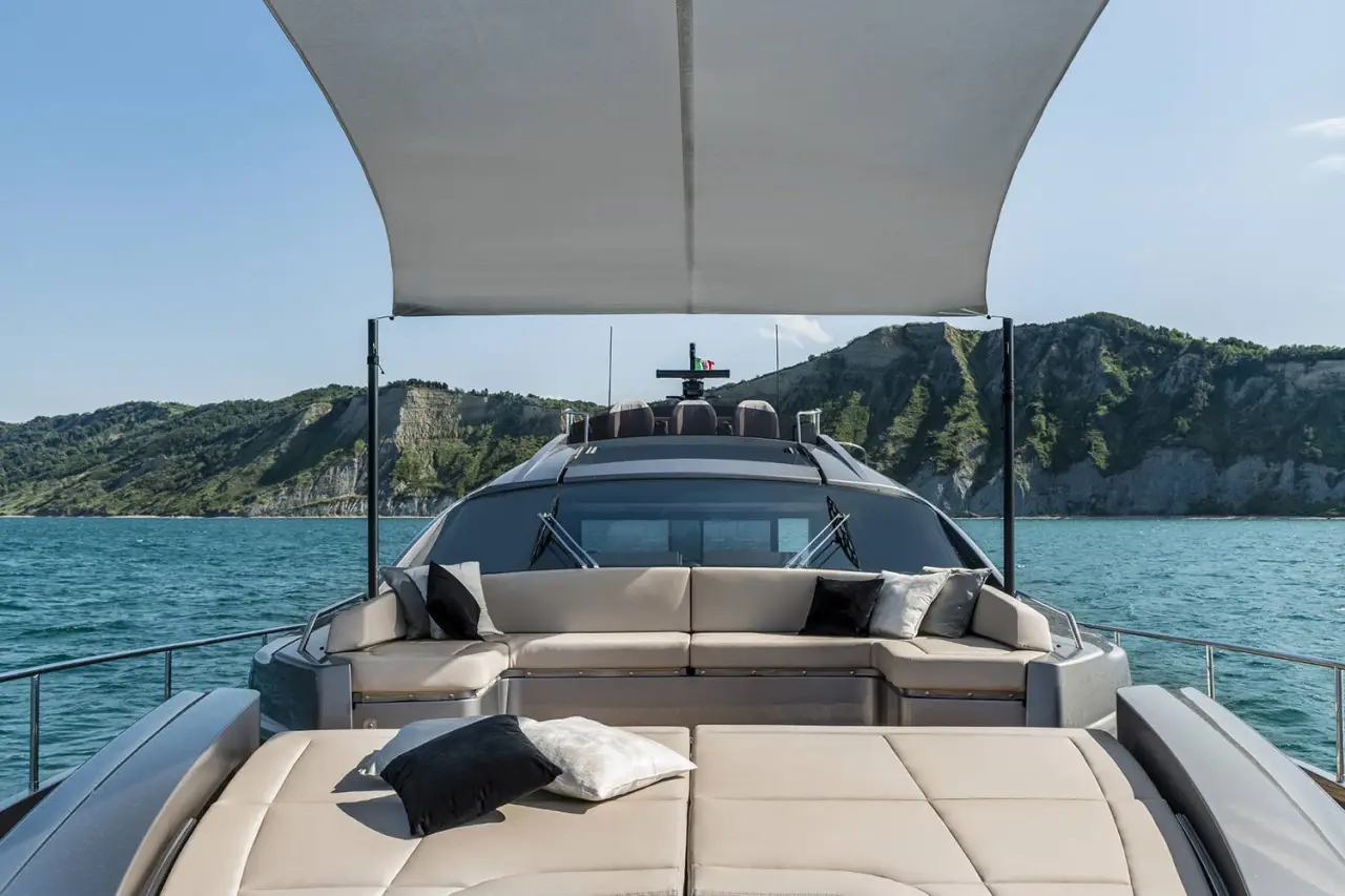 Pershing 8X, cubierta de popa — Alquiler De Yates Barcelona, Barcelona. Velocidad y línea deportiva para bajar hasta Sitges