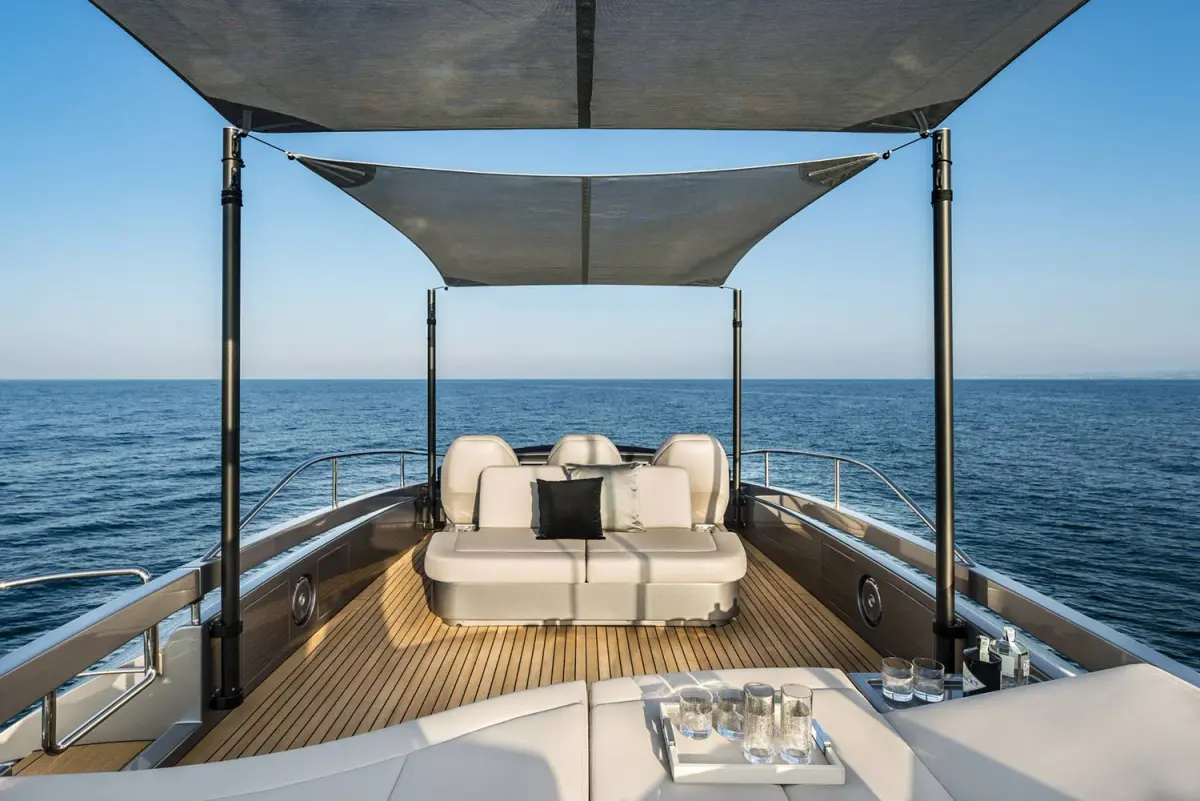 Pershing 8X, salón — Alquiler De Yates Barcelona, Barcelona. Velocidad y línea deportiva para bajar hasta Sitges