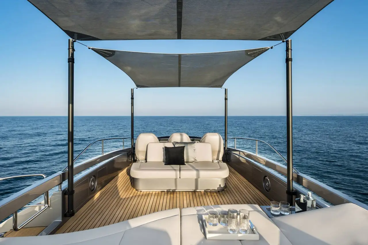 Pershing 8X, salón — Alquiler De Yates Barcelona, Barcelona. Velocidad y línea deportiva para bajar hasta Sitges