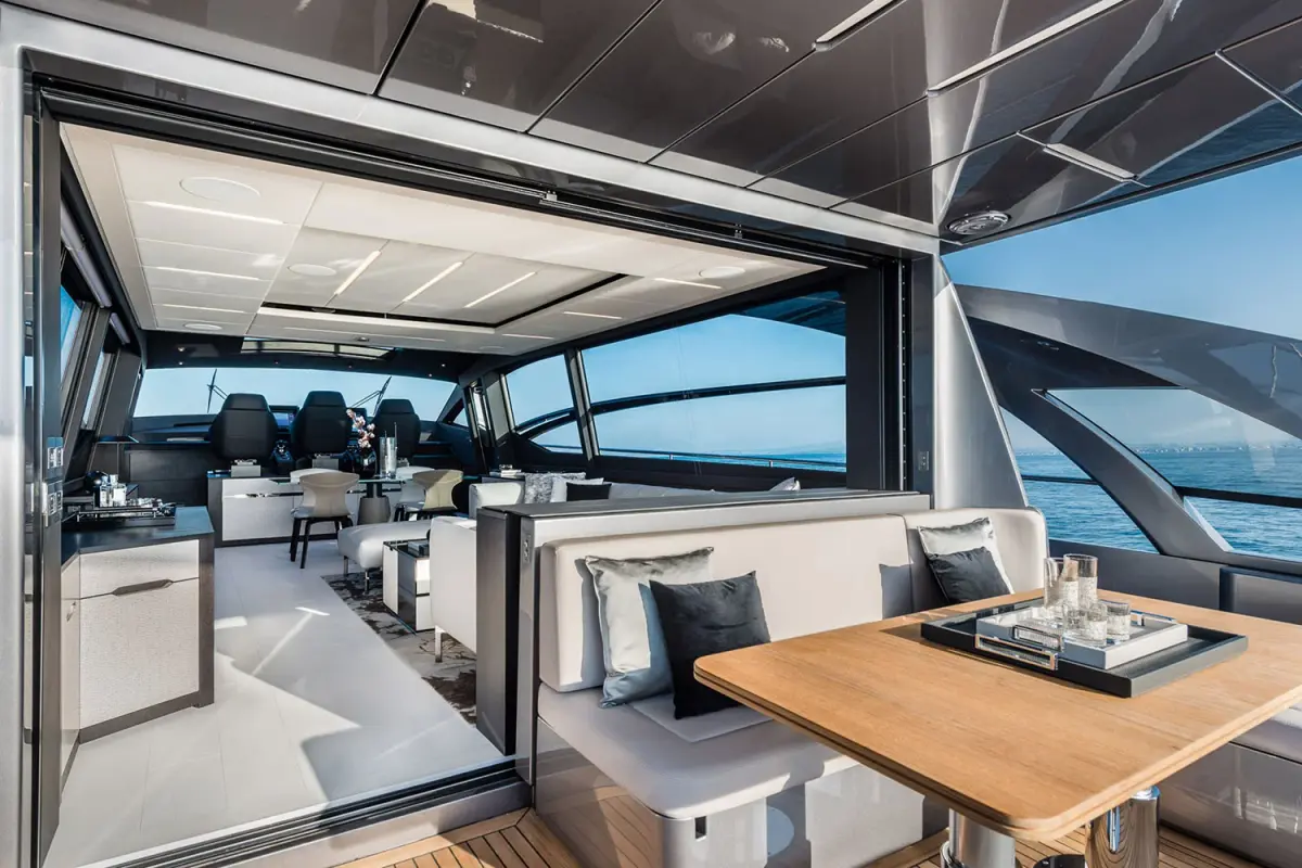 Pershing 8X, flybridge — Alquiler De Yates Barcelona, Barcelona. Velocidad y línea deportiva para bajar hasta Sitges