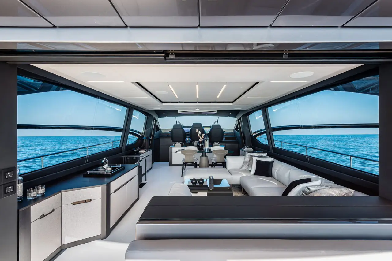 Pershing 8X, exterior — Alquiler De Yates Barcelona, Barcelona. Velocidad y línea deportiva para bajar hasta Sitges