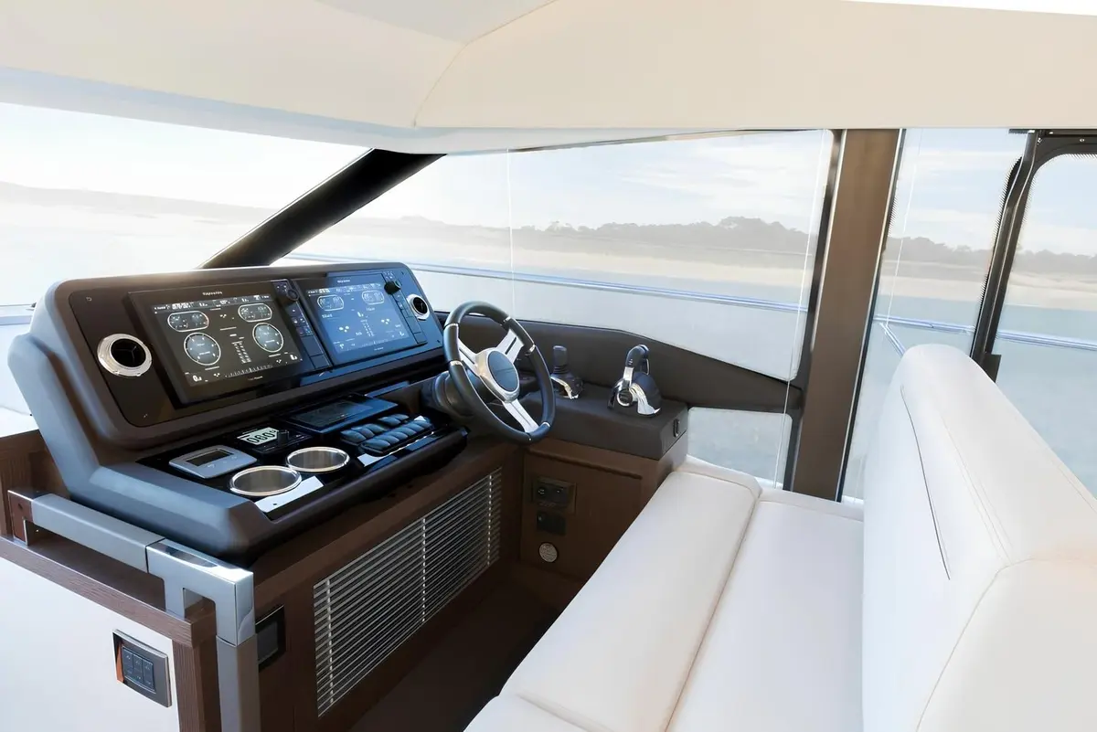 Prestige 520 Fly, exterior — Alquiler De Yates Barcelona, Barcelona. Flybridge amplio para días de sol en la bahía