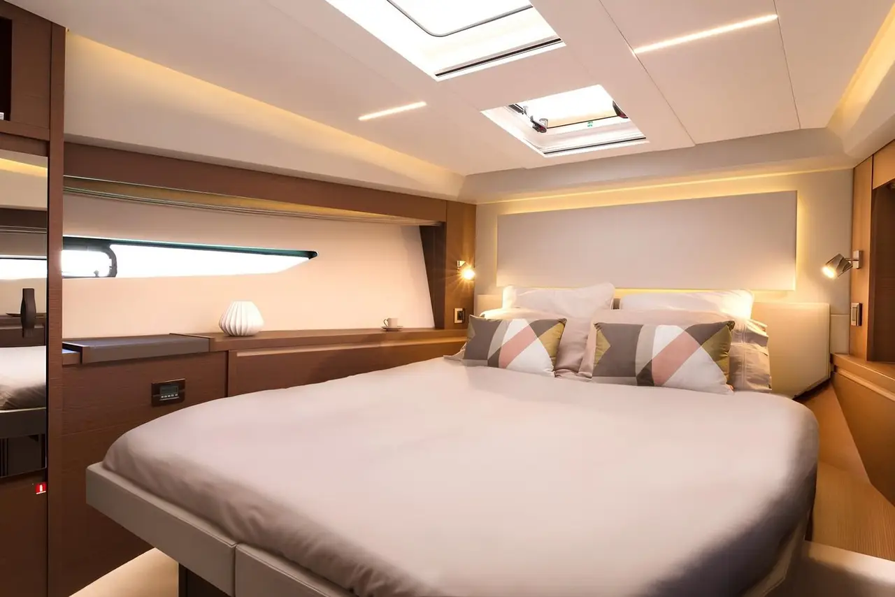 Prestige 520 Fly, cubierta principal — Alquiler De Yates Barcelona, Barcelona. Flybridge amplio para días de sol en la bahía