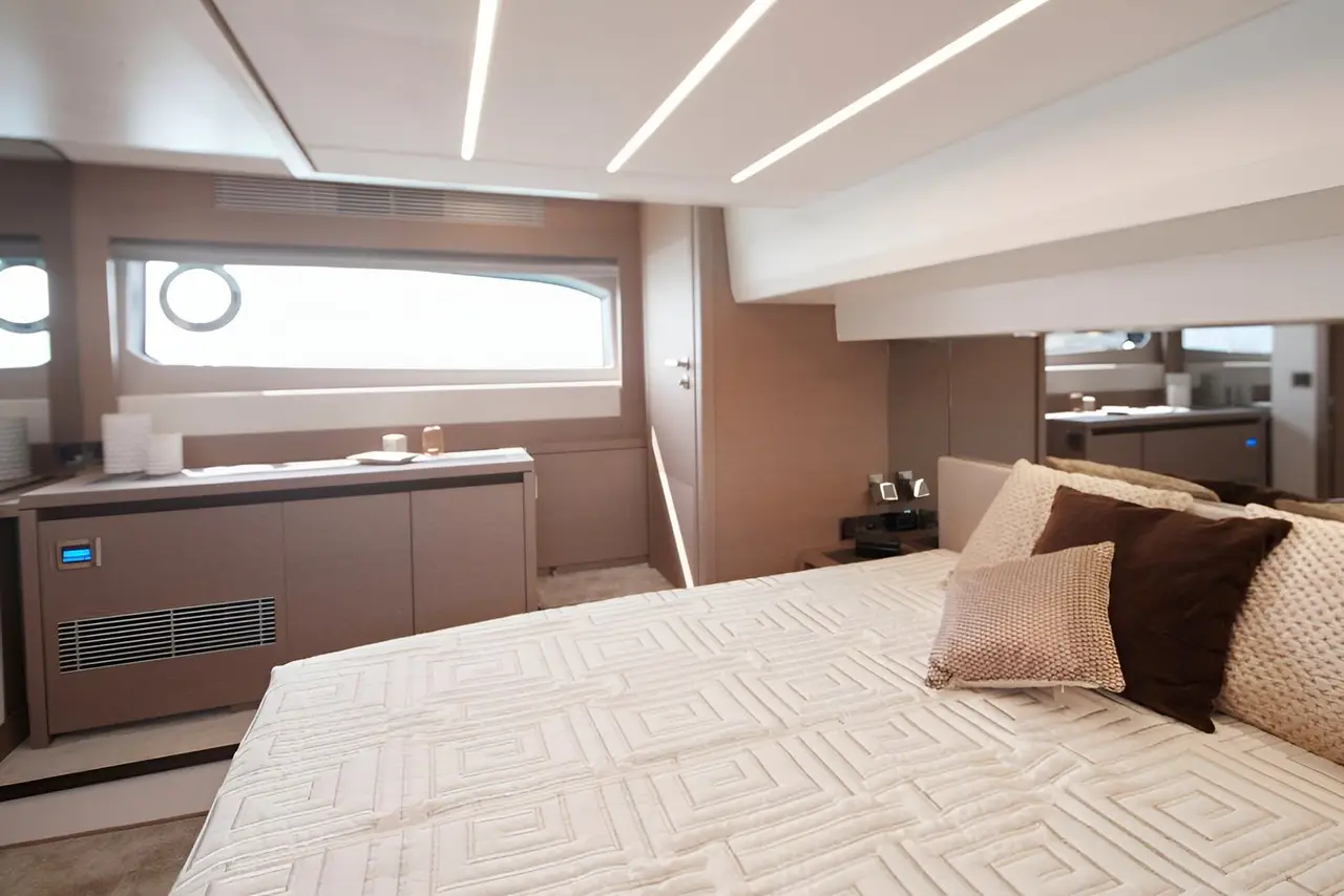 Prestige 520 Fly, cubierta de popa — Alquiler De Yates Barcelona, Barcelona. Flybridge amplio para días de sol en la bahía