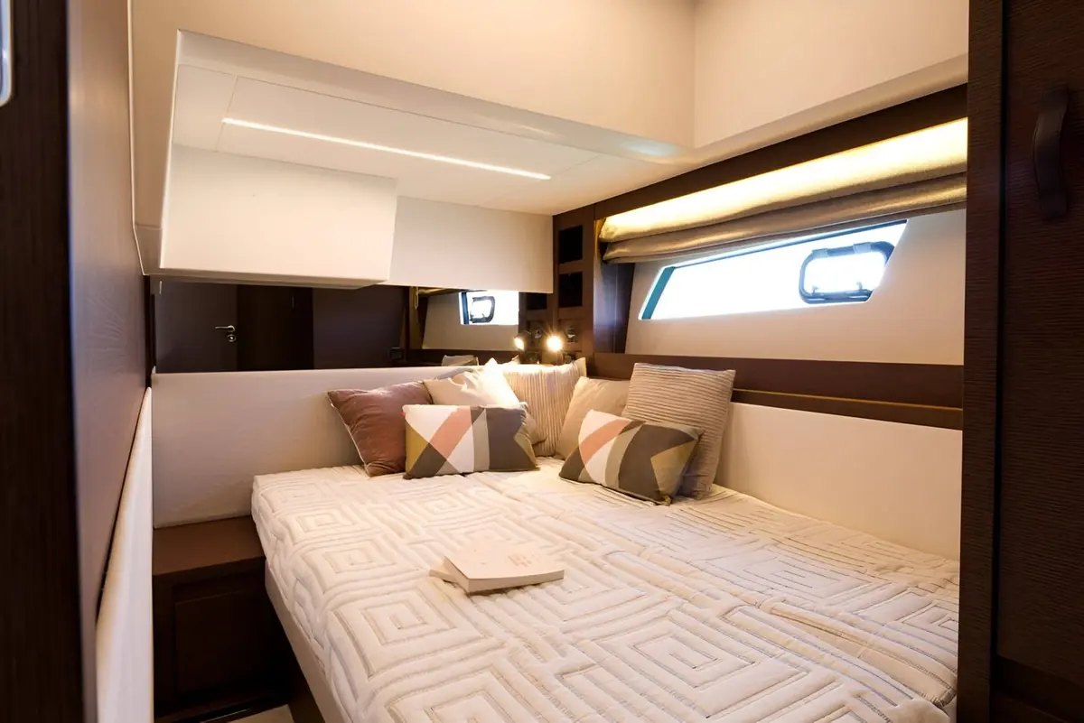 Prestige 520 Fly, salón — Alquiler De Yates Barcelona, Barcelona. Flybridge amplio para días de sol en la bahía