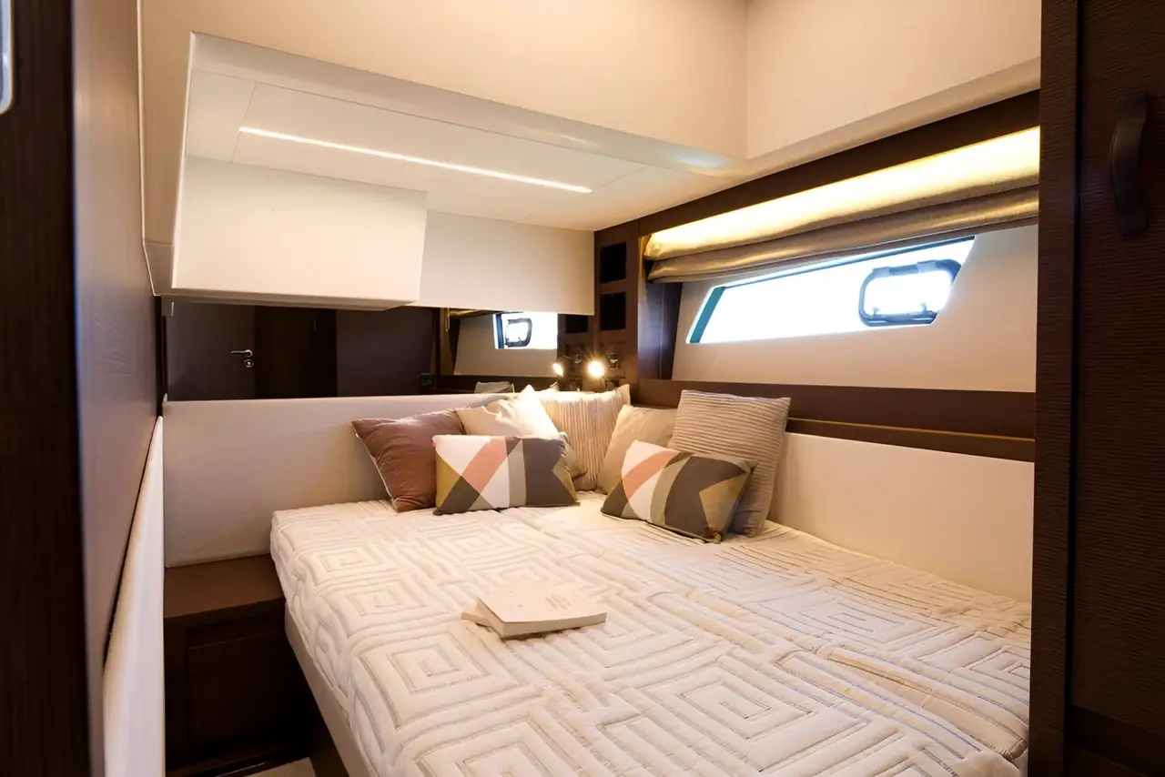 Prestige 520 Fly, salón — Alquiler De Yates Barcelona, Barcelona. Flybridge amplio para días de sol en la bahía