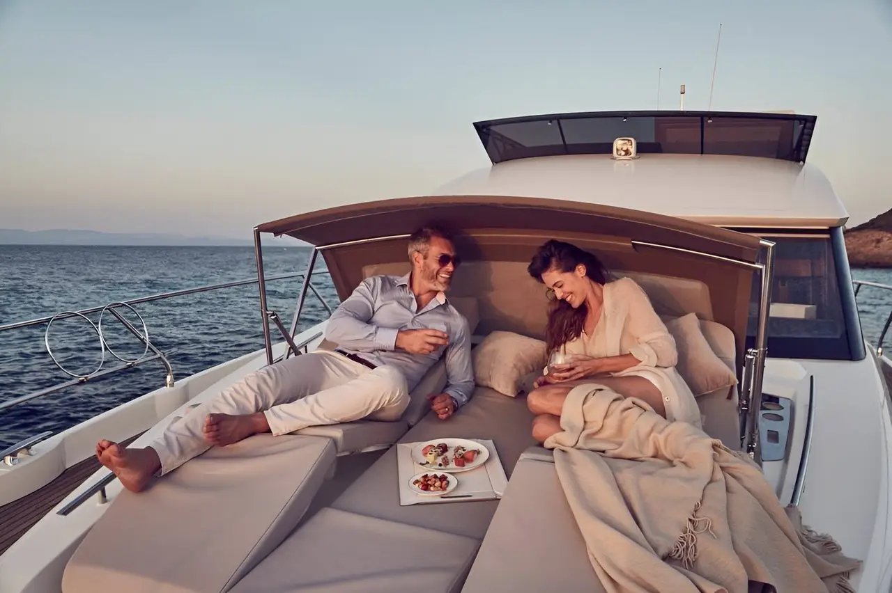 Prestige 520 Fly, camarote principal — Alquiler De Yates Barcelona, Barcelona. Flybridge amplio para días de sol en la bahía