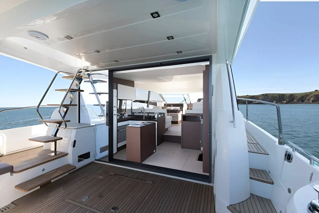 Prestige 520 Fly, flybridge — Alquiler De Yates Barcelona, Barcelona. Flybridge amplio para días de sol en la bahía