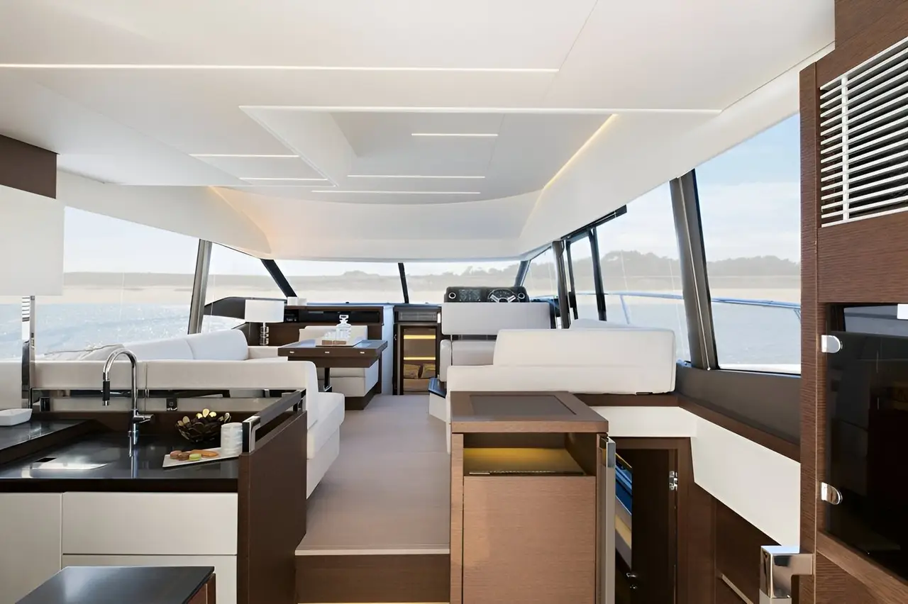 Prestige 520 Fly, exterior — Alquiler De Yates Barcelona, Barcelona. Flybridge amplio para días de sol en la bahía