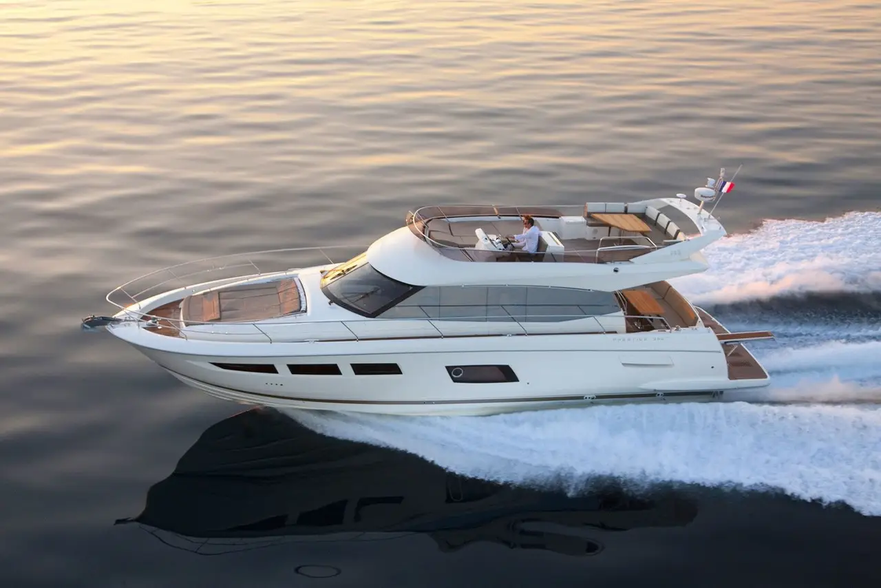 Prestige 550 FLY — Alquiler De Yates Barcelona, Barcelona. Flybridge de 18 metros frente al Port Olímpic