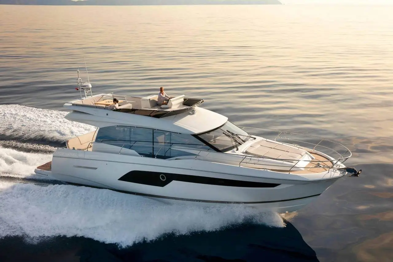 Prestige 550 FLY, exterior — Alquiler De Yates Barcelona, Barcelona. Flybridge de 18 metros frente al Port Olímpic