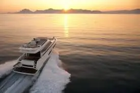 Prestige 550 FLY, cubierta principal — Alquiler De Yates Barcelona, Barcelona. Flybridge de 18 metros frente al Port Olímpic