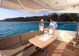Prestige 550 FLY, cubierta de popa — Alquiler De Yates Barcelona, Barcelona. Flybridge de 18 metros frente al Port Olímpic