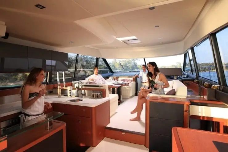 Prestige 550 FLY, salón — Alquiler De Yates Barcelona, Barcelona. Flybridge de 18 metros frente al Port Olímpic