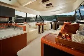 Prestige 550 FLY, camarote principal — Alquiler De Yates Barcelona, Barcelona. Flybridge de 18 metros frente al Port Olímpic