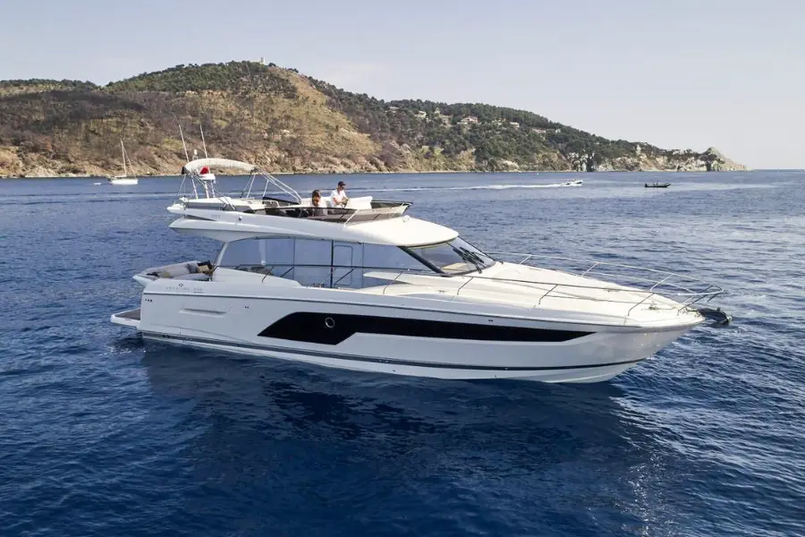 Prestige 590 Fly — Alquiler De Yates Barcelona, Barcelona. Flybridge amplio y tres camarotes rumbo a Sitges