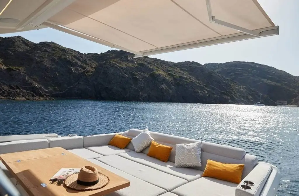 Prestige 590 Fly, exterior — Alquiler De Yates Barcelona, Barcelona. Flybridge amplio y tres camarotes rumbo a Sitges