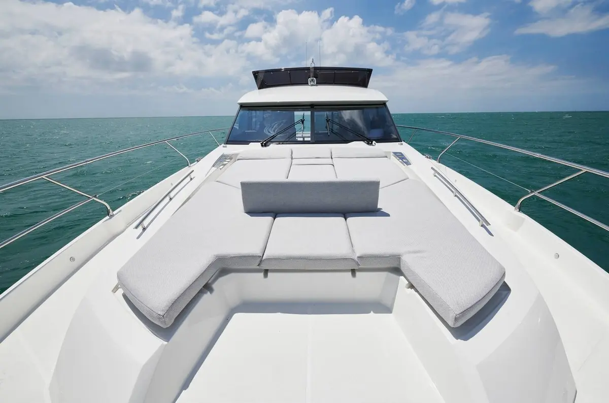 Prestige 590 Fly, cubierta principal — Alquiler De Yates Barcelona, Barcelona. Flybridge amplio y tres camarotes rumbo a Sitges
