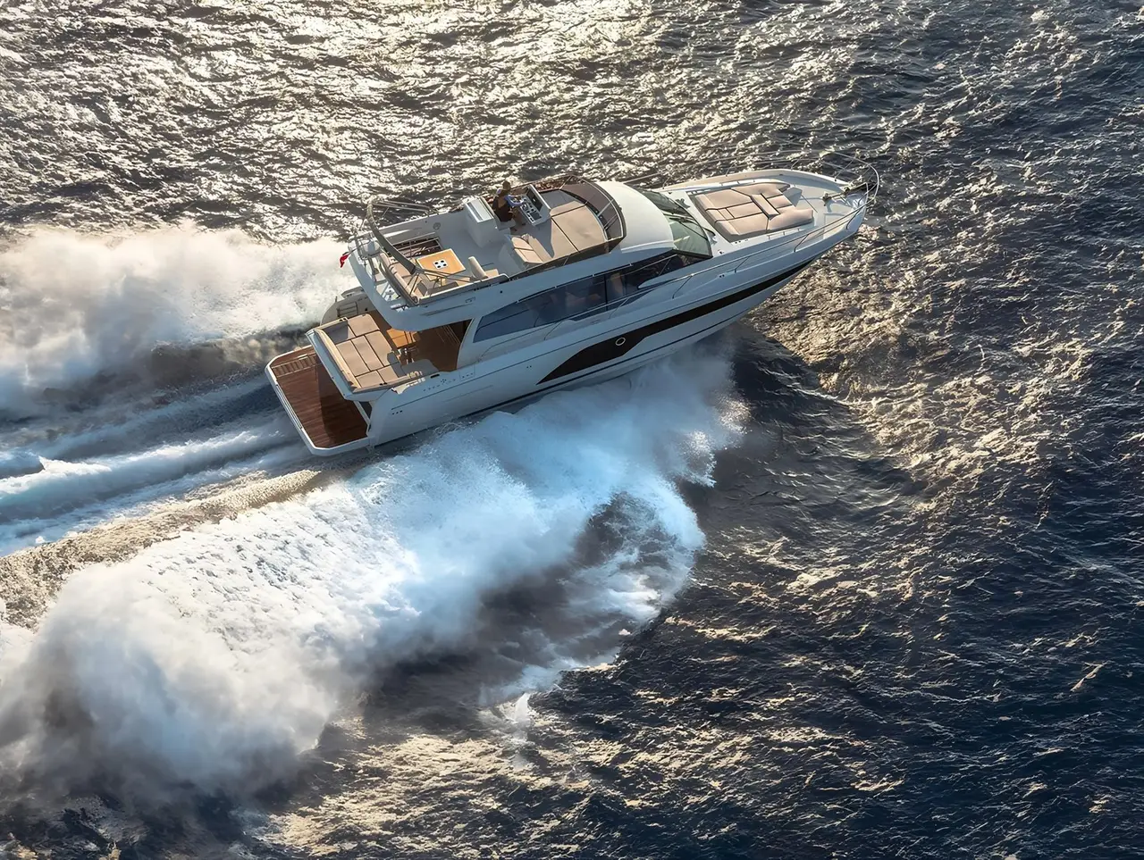 Prestige 590 Fly, cubierta de popa — Alquiler De Yates Barcelona, Barcelona. Flybridge amplio y tres camarotes rumbo a Sitges