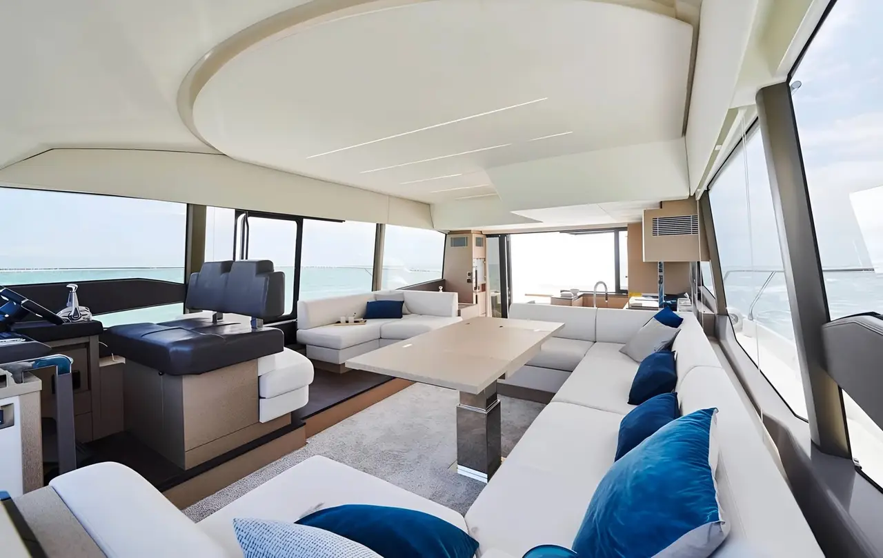 Prestige 590 Fly, salón — Alquiler De Yates Barcelona, Barcelona. Flybridge amplio y tres camarotes rumbo a Sitges