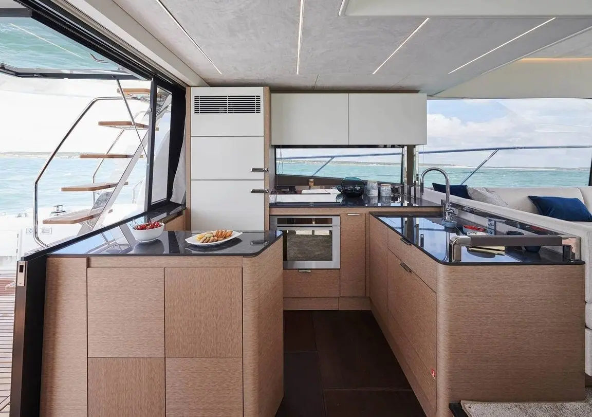 Prestige 590 Fly, camarote principal — Alquiler De Yates Barcelona, Barcelona. Flybridge amplio y tres camarotes rumbo a Sitges