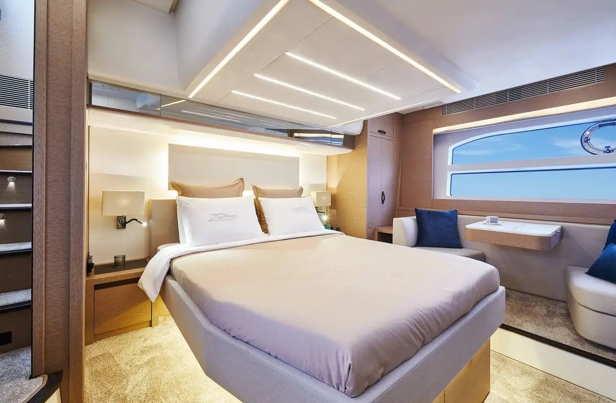 Prestige 590 Fly, flybridge — Alquiler De Yates Barcelona, Barcelona. Flybridge amplio y tres camarotes rumbo a Sitges