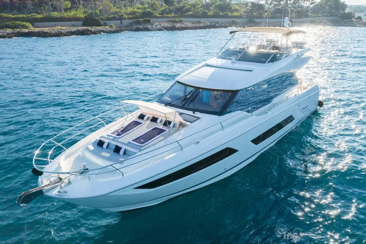 Prestige 680s — Alquiler De Yates Barcelona, Barcelona. Cuatro camarotes, cubierta abierta, ruta hacia Sitges