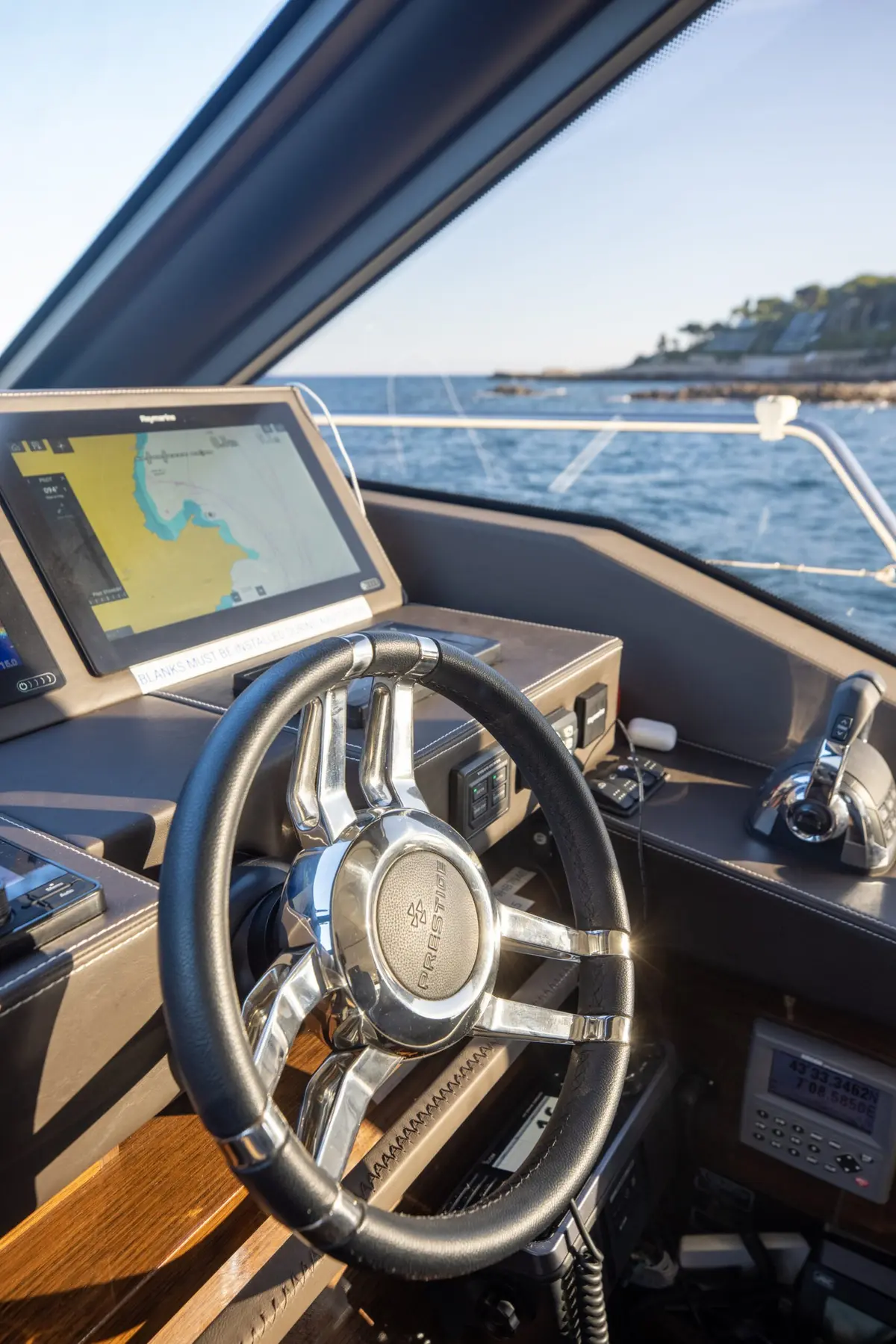 Prestige 680s, camarote principal — Alquiler De Yates Barcelona, Barcelona. Cuatro camarotes, cubierta abierta, ruta hacia Sitges