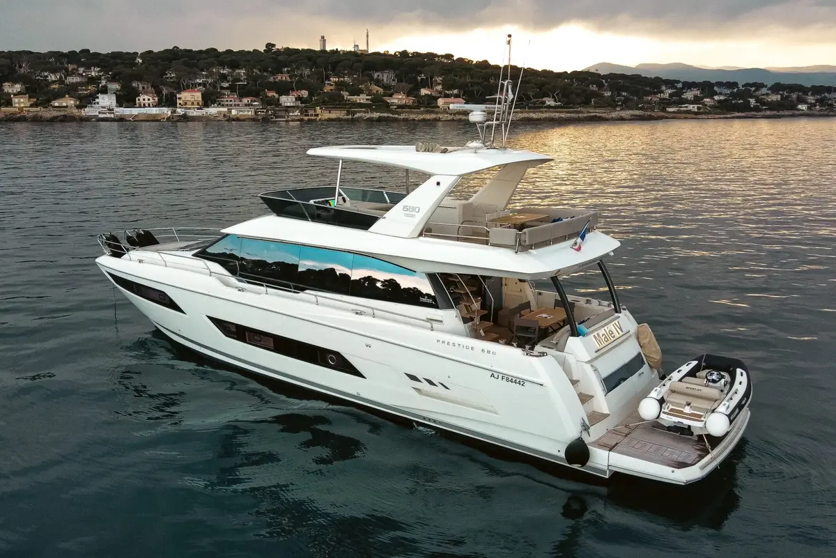 Prestige 680 — Alquiler De Yates Barcelona, Barcelona. Un casco de 22 metros para días tranquilos en Sitges