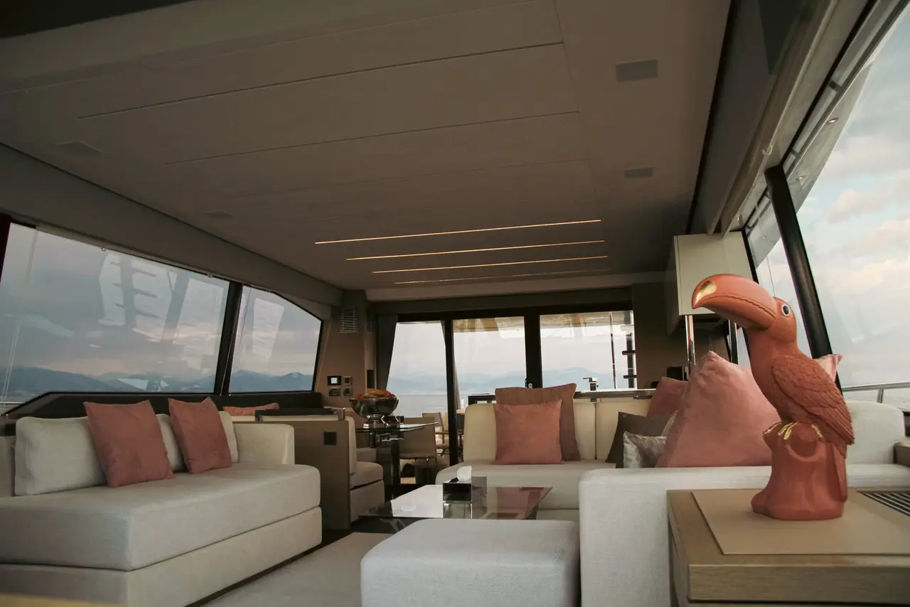 Prestige 680, salón — Alquiler De Yates Barcelona, Barcelona. Un casco de 22 metros para días tranquilos en Sitges