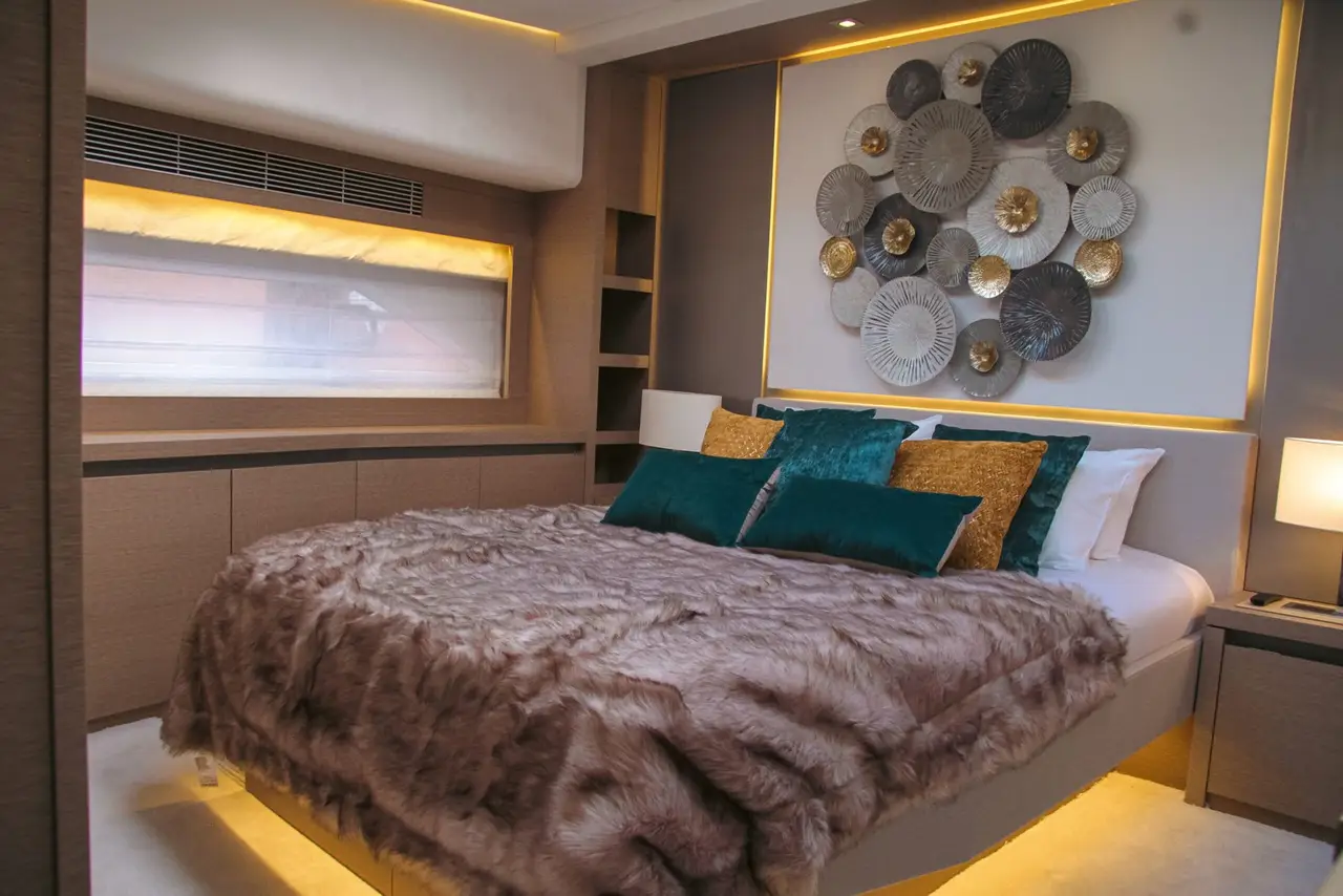 Prestige 680, exterior — Alquiler De Yates Barcelona, Barcelona. Un casco de 22 metros para días tranquilos en Sitges