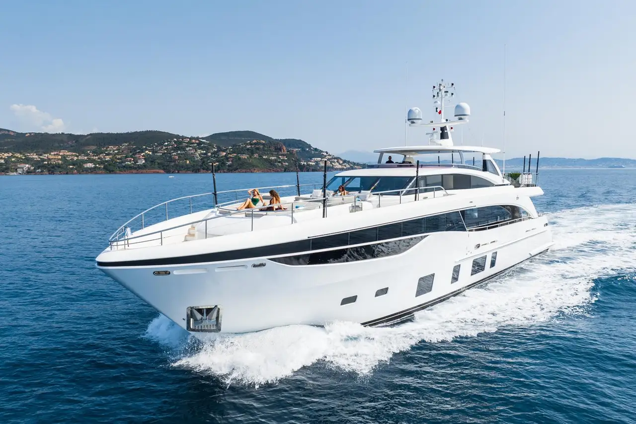 Princess 35M, exterior — Alquiler De Yates Barcelona, Barcelona. Camino abierto hacia Menorca desde el Port Olímpic