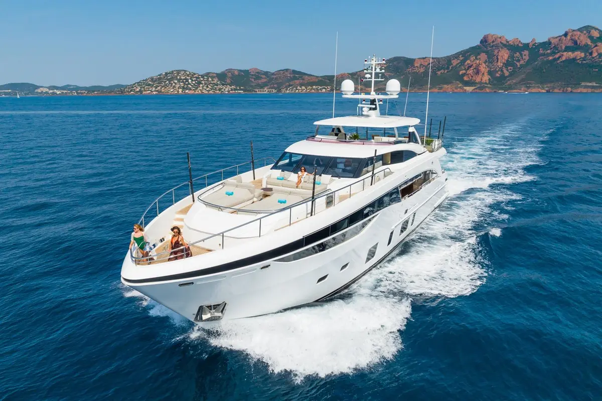 Princess 35M, cubierta principal — Alquiler De Yates Barcelona, Barcelona. Camino abierto hacia Menorca desde el Port Olímpic