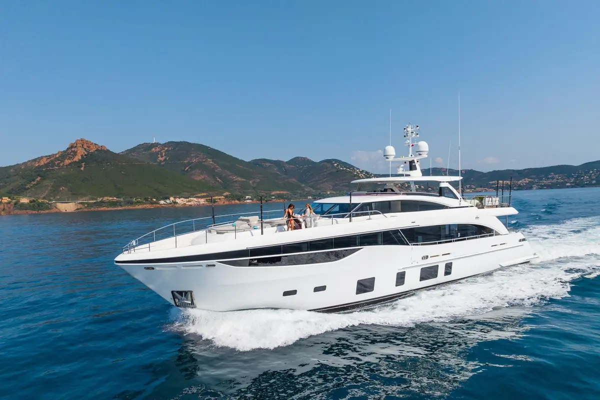 Princess 35M, cubierta de popa — Alquiler De Yates Barcelona, Barcelona. Camino abierto hacia Menorca desde el Port Olímpic