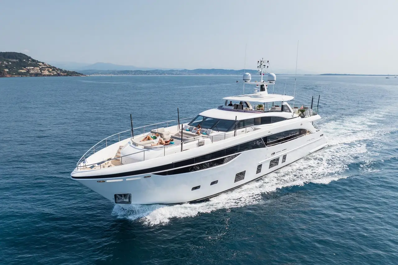 Princess 35M, salón — Alquiler De Yates Barcelona, Barcelona. Camino abierto hacia Menorca desde el Port Olímpic