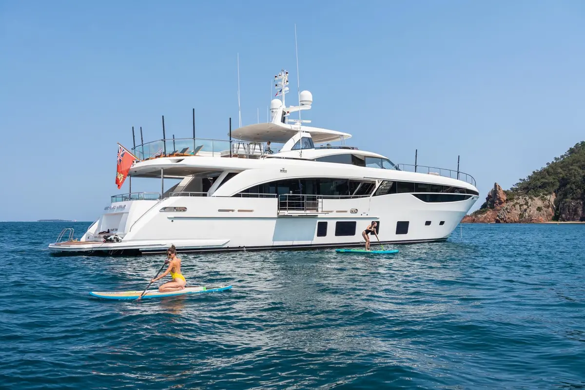 Princess 35M, camarote principal — Alquiler De Yates Barcelona, Barcelona. Camino abierto hacia Menorca desde el Port Olímpic