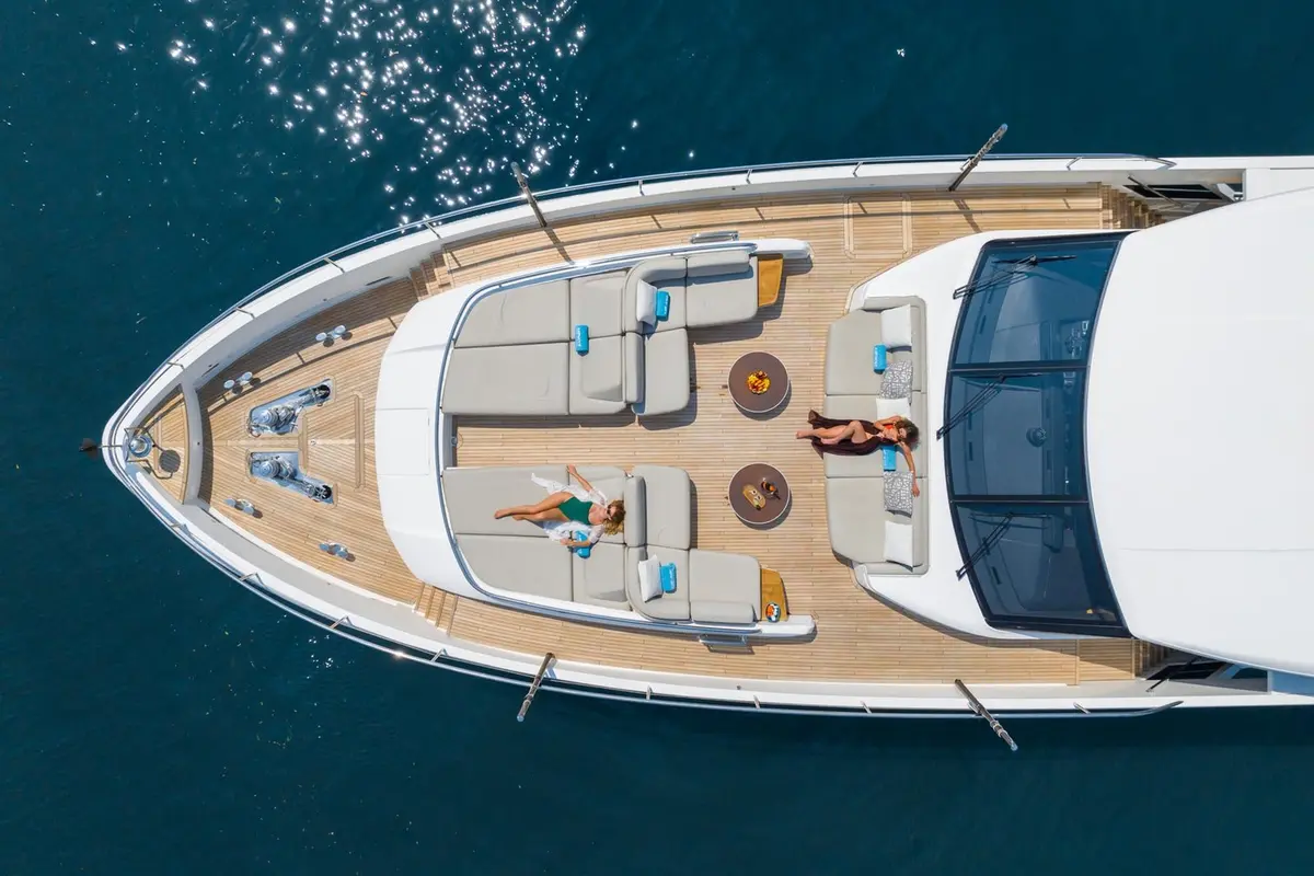 Princess 35M, flybridge — Alquiler De Yates Barcelona, Barcelona. Camino abierto hacia Menorca desde el Port Olímpic