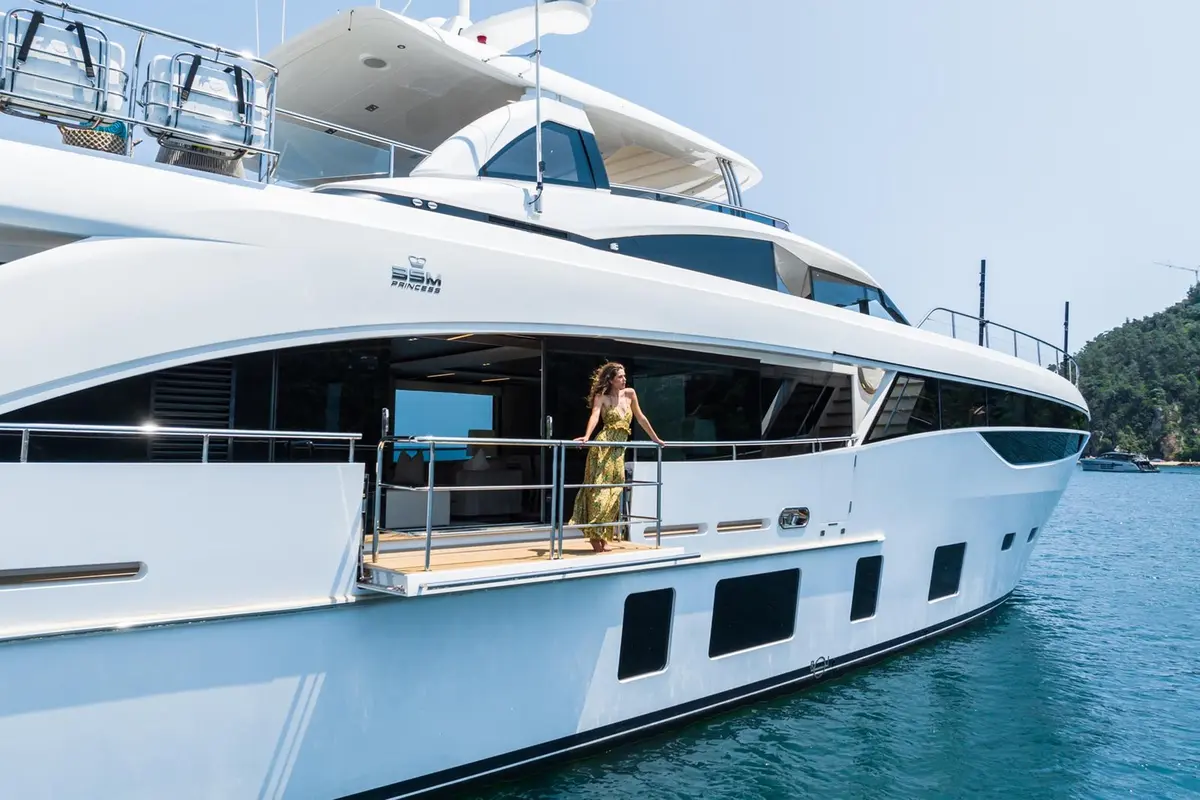 Princess 35M, exterior — Alquiler De Yates Barcelona, Barcelona. Camino abierto hacia Menorca desde el Port Olímpic