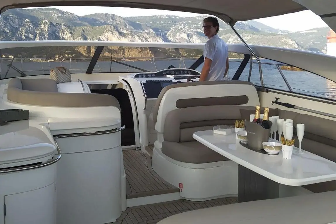 Princess 50, exterior — Alquiler De Yates Barcelona, Barcelona. Día completo entre Barcelona y Sitges