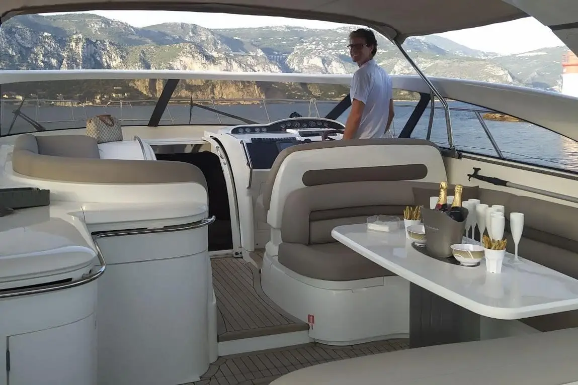 Princess 50, exterior — Alquiler De Yates Barcelona, Barcelona. Día completo entre Barcelona y Sitges