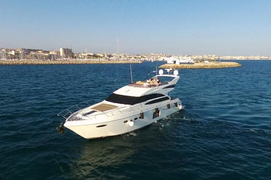 Princess 64 Fly, exterior — Alquiler De Yates Barcelona, Barcelona. Un flybridge ágil para días de sol en Sitges