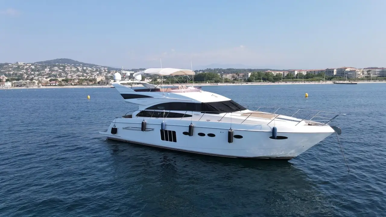 Princess 64 Fly, cubierta principal — Alquiler De Yates Barcelona, Barcelona. Un flybridge ágil para días de sol en Sitges
