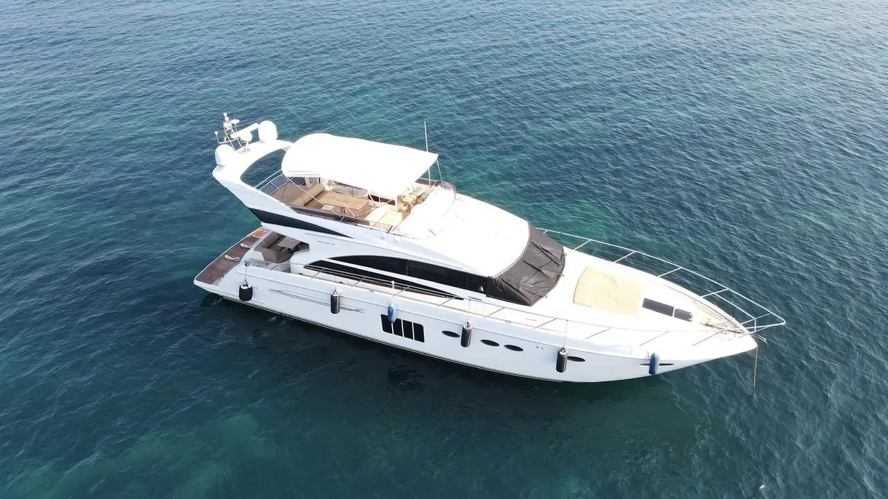 Princess 64 Fly, cubierta de popa — Alquiler De Yates Barcelona, Barcelona. Un flybridge ágil para días de sol en Sitges