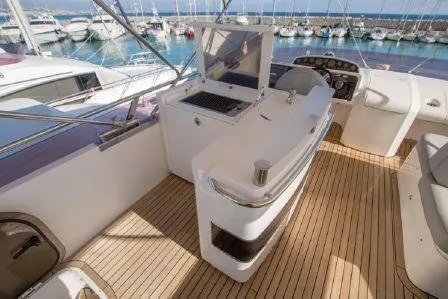 Princess 64 Fly, salón — Alquiler De Yates Barcelona, Barcelona. Un flybridge ágil para días de sol en Sitges