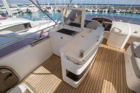 Princess 64 Fly, salón — Alquiler De Yates Barcelona, Barcelona. Un flybridge ágil para días de sol en Sitges