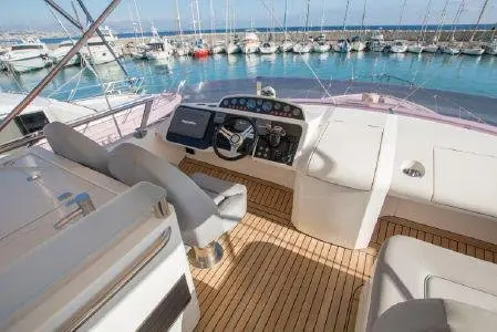 Princess 64 Fly, camarote principal — Alquiler De Yates Barcelona, Barcelona. Un flybridge ágil para días de sol en Sitges