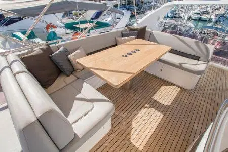 Princess 64 Fly, flybridge — Alquiler De Yates Barcelona, Barcelona. Un flybridge ágil para días de sol en Sitges