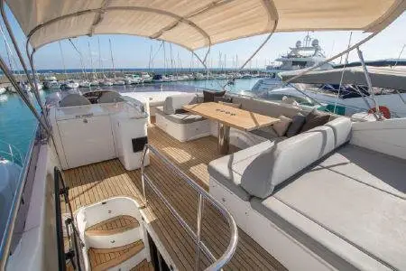 Princess 64 Fly, exterior — Alquiler De Yates Barcelona, Barcelona. Un flybridge ágil para días de sol en Sitges