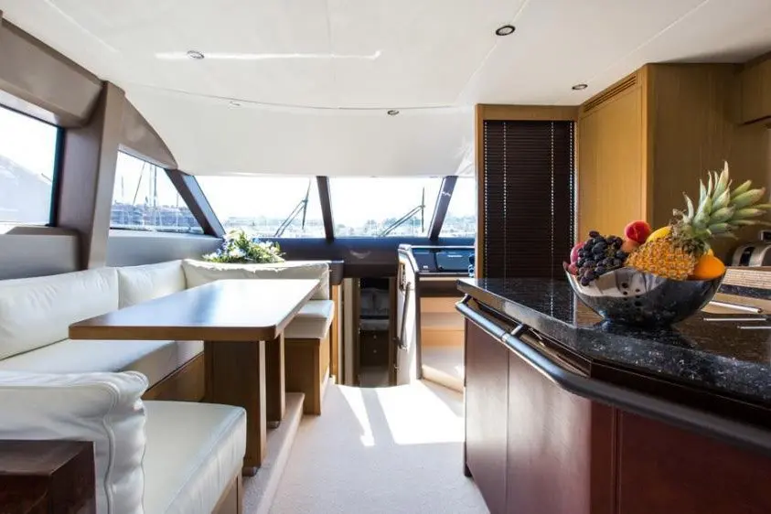Princess 68 Fly, exterior — Alquiler De Yates Barcelona, Barcelona. Cubierta flybridge amplia para días activos en la costa