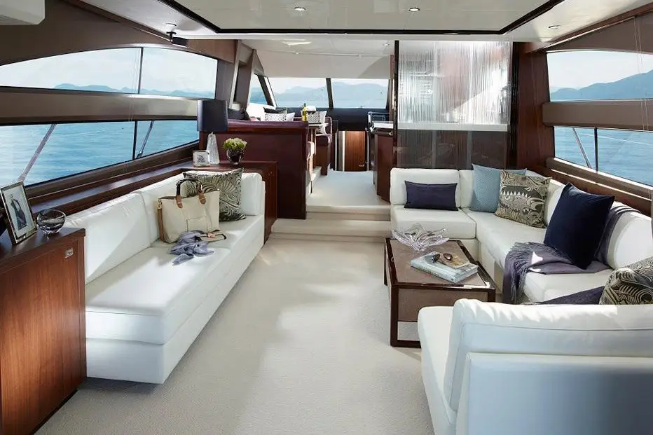 Princess 68 Fly, cubierta principal — Alquiler De Yates Barcelona, Barcelona. Cubierta flybridge amplia para días activos en la costa
